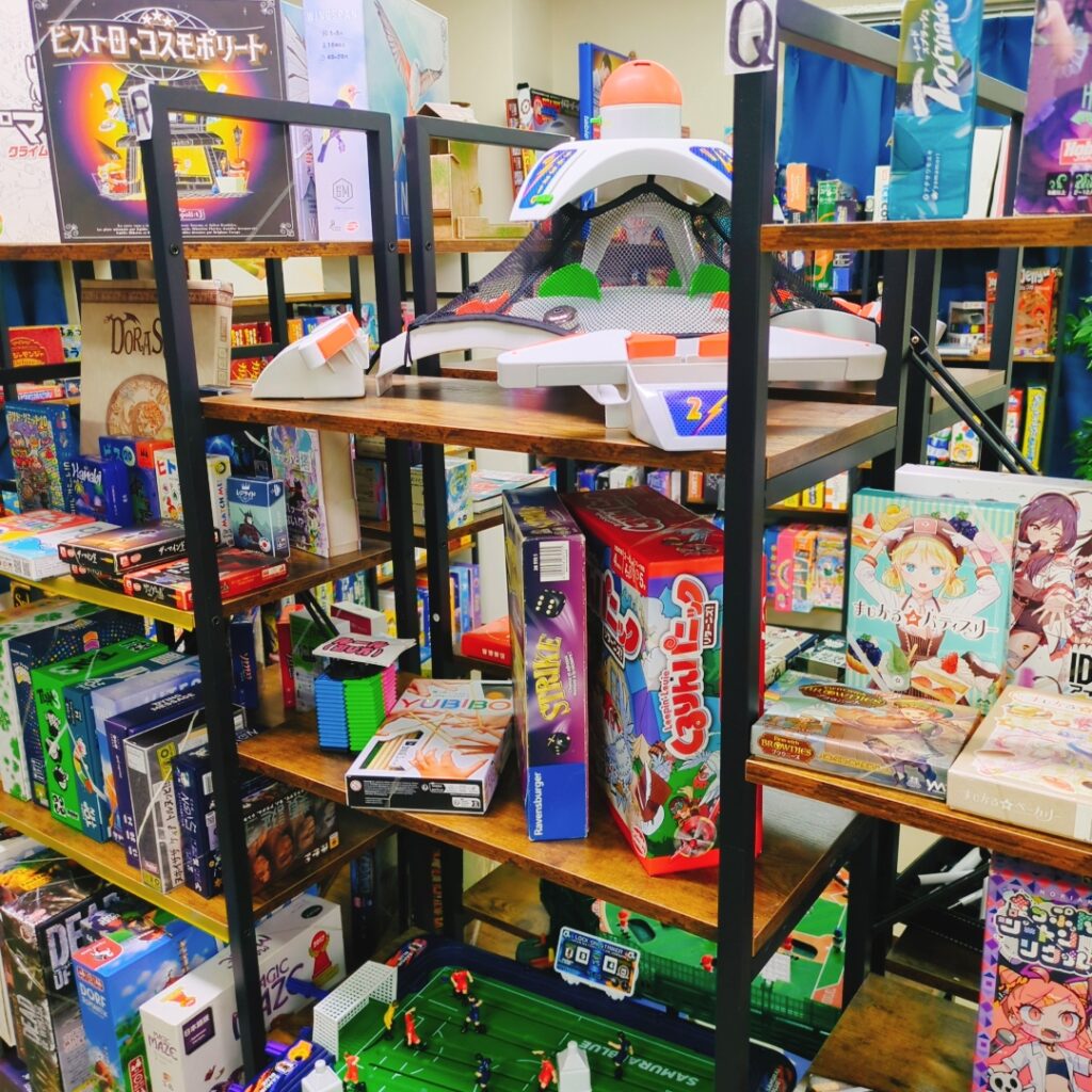 名古屋大須のボードゲームカフェ ボードゲーム棚