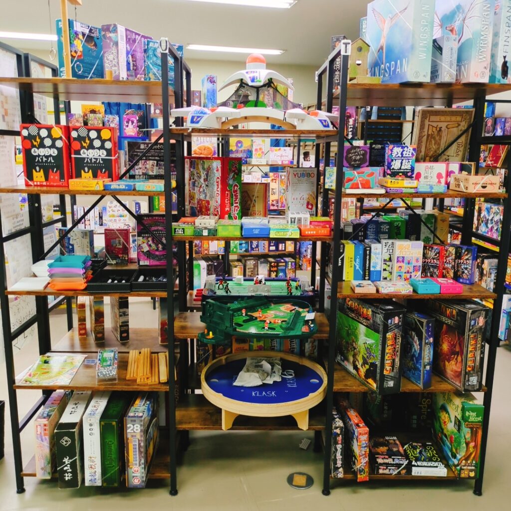 初心者でも選びやすいボードゲームが並ぶ店内棚
