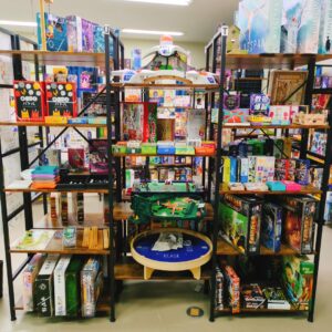 初心者でも選びやすいボードゲームが並ぶ店内棚