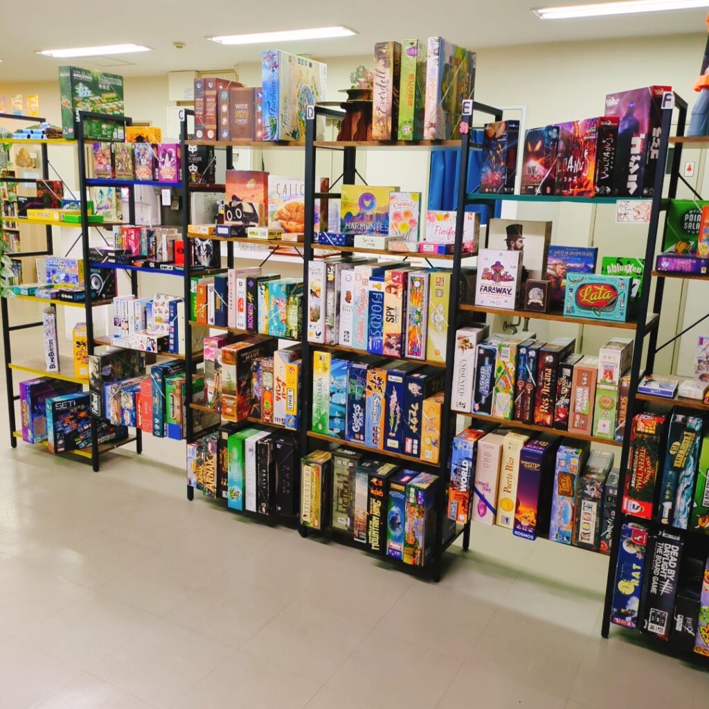 名古屋大須のボードゲームカフェの豊富なゲーム棚