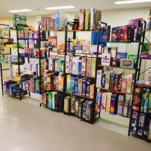 名古屋大須のボードゲームカフェの豊富なゲーム棚