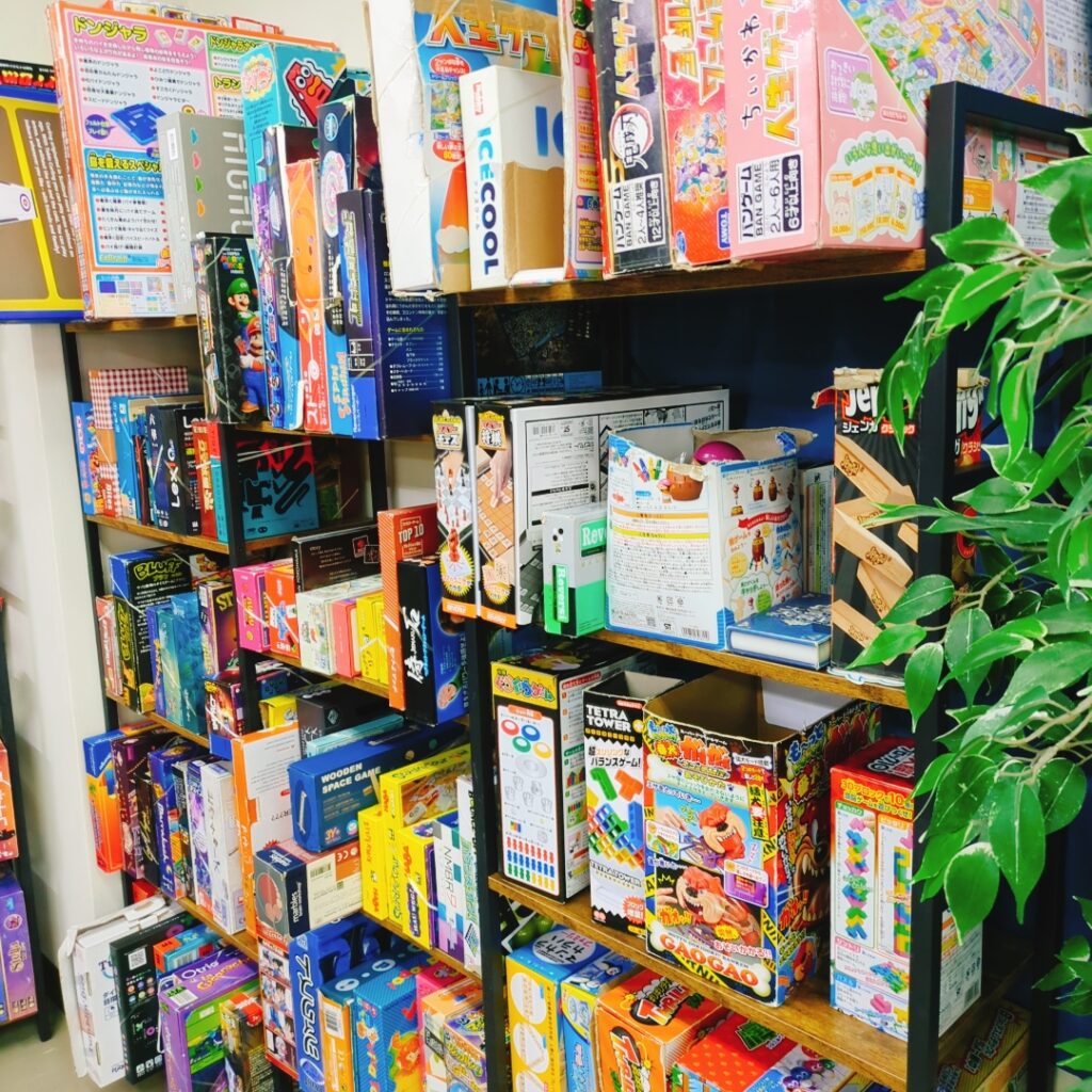 名古屋大須の簡単に遊べるボードゲーム棚