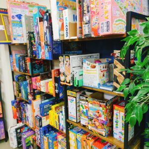 名古屋大須の簡単に遊べるボードゲーム棚
