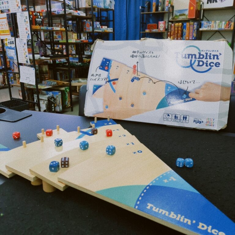 タンブリンダイスのゲームボードとサイコロ